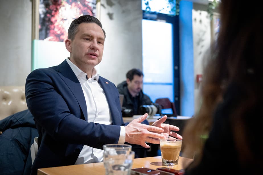 Poilievre exploite la crise PLQ pour attaquer Carney