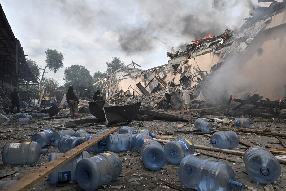 Guerre en Ukraine: un cinquième été meurtrier, 16 morts dans des frappes croisées