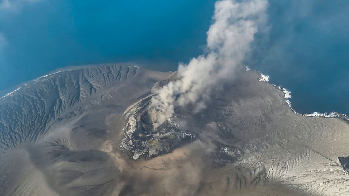 Indonésie : le volcan Anak Krakatau paralyse le ciel, des milliers de voyageurs pris au piège